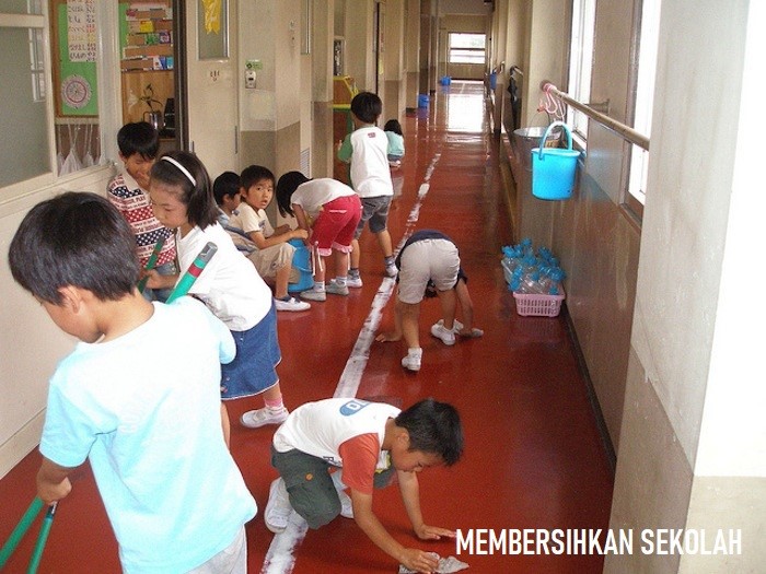 Membersihkan sekolah